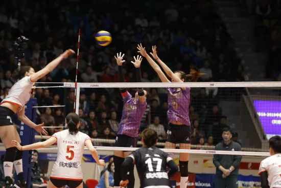  亚特兰大新星惊艳发挥助球队逆转取胜  