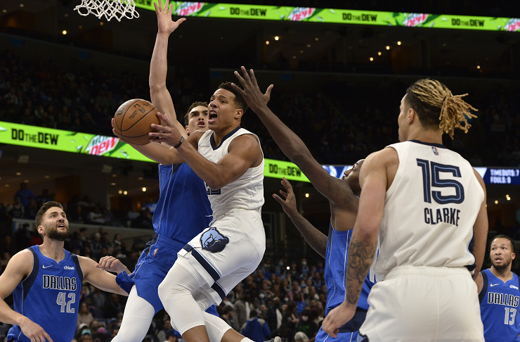  东契奇三双独行侠终结雄鹿连胜  